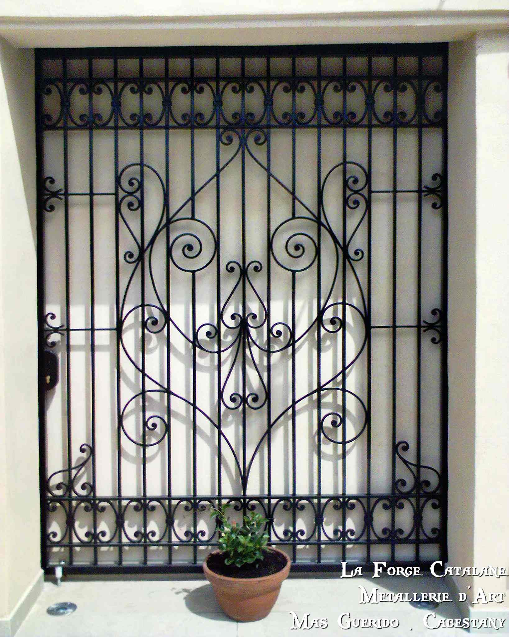 grille articulee barreaudages et motif volutes travail forge hotel lagune saint cyprien forge catalane.jpg
